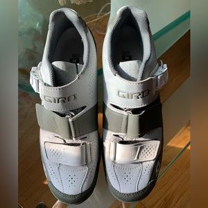 GIRO Women’s Clipless Cycling Shoes with VIBRAM sole